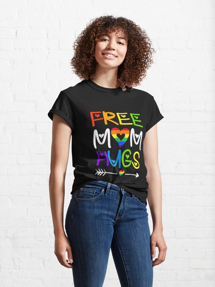 Disover Free Mom Hugs Tshirt Rainbow Heart LGBT Pride Month Classic T-Shirt