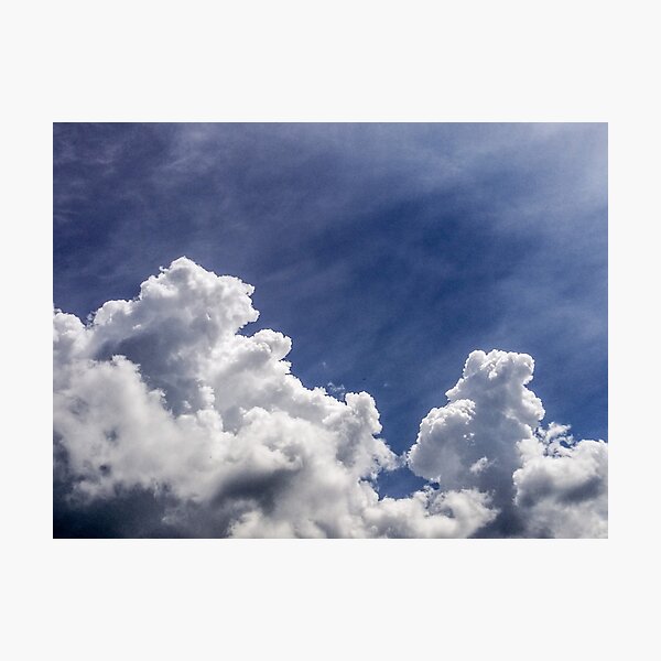 Nuages De Dessin Animé Dans Le Ciel Bleu. Cloudscape Sur Fond. Paradis.