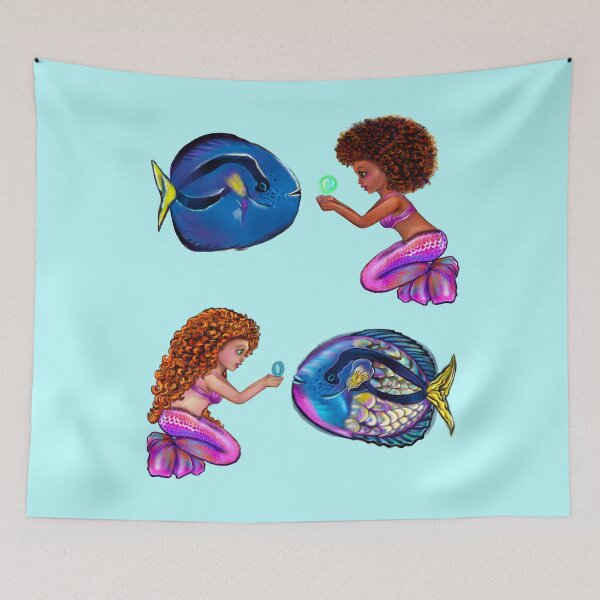 Artikelvorschau, Beste Angelgeschenke für Fischliebhaber 2022. Anime-Meerjungfrau mit blauem Tang-Fisch und Blasen. Hübsche schwarz-weiße Mädchen mit Afro-Haaren, grünen Augen, kirschrosa Lippen und dunkelbrauner Haut. Haarliebe! entworfen und verkauft von Artonmytee.
