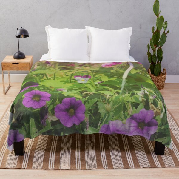 Artikelvorschau, Matte Blumenwiese entworfen und verkauft von teej-designs.