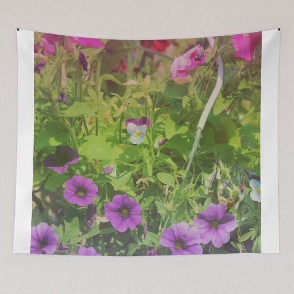 Artikelvorschau, Matte Blumenwiese entworfen und verkauft von teej-designs.