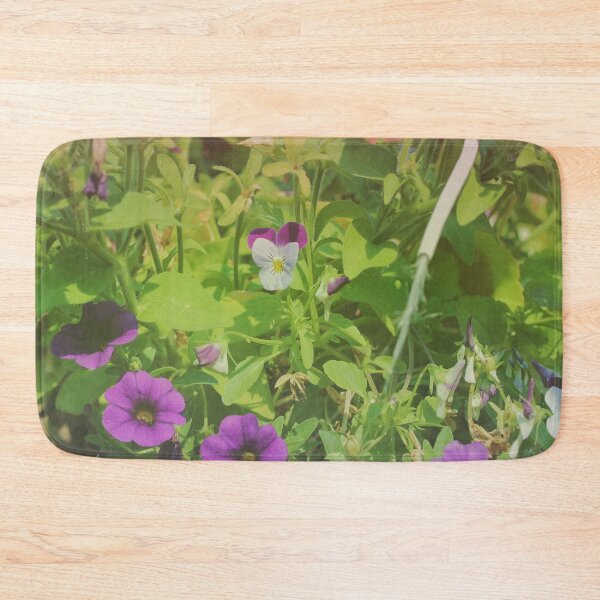 Artikelvorschau, Matte Blumenwiese entworfen und verkauft von teej-designs.