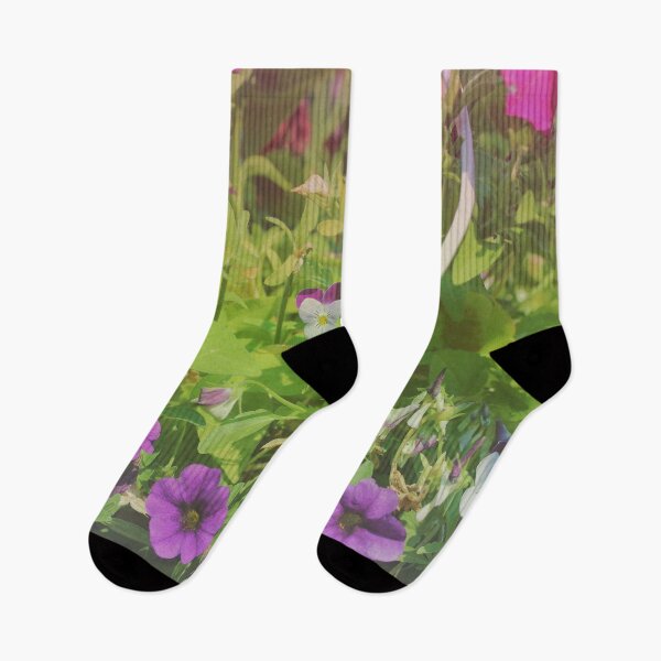 Artikelvorschau, Matte Blumenwiese entworfen und verkauft von teej-designs.