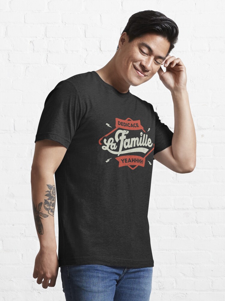T-shirt essentiel avec l'œuvre DEDICACE LA FAMILLE créée et vendue par snevi