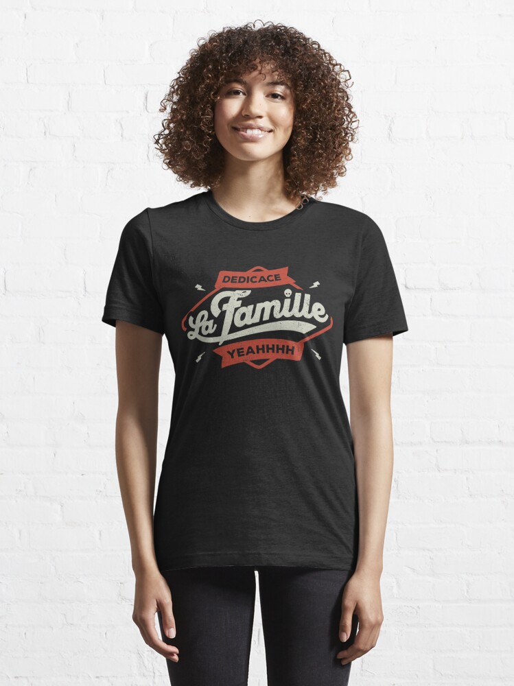 Aperçu 6 sur 7. T-shirt essentiel avec l'œuvre DEDICACE LA FAMILLE créée et vendue par snevi.