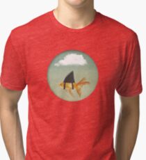 Camiseta de tejido mixto Debajo de una nube, Goldfish con una aleta de tiburón
