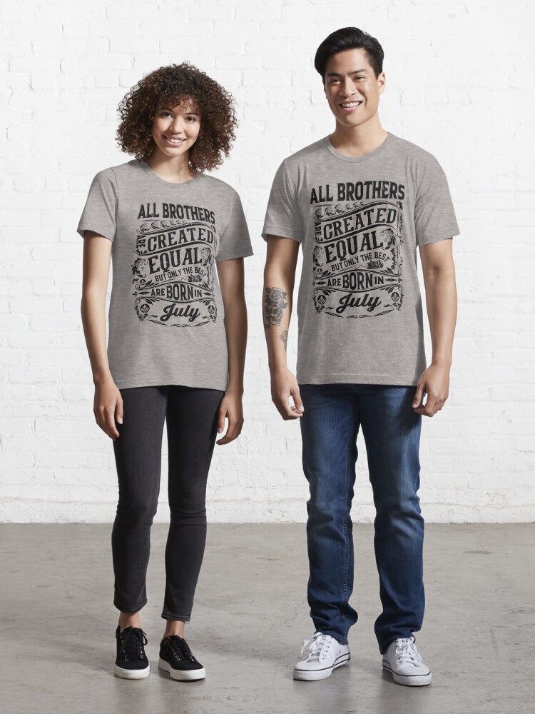 Todos los hermanos son iguales pero solo los mejores nacen EN julio Hermano creativo Camiseta esencial