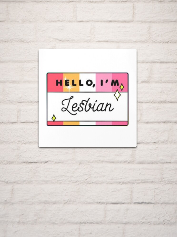 Lámina metálica «hola soy lesbiana» de ArtByMal | Redbubble