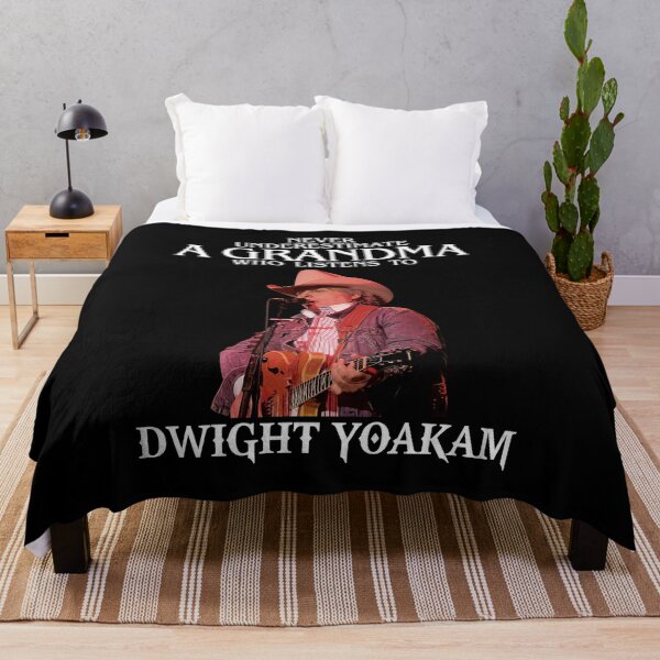 Artikelvorschau, Vintage Unterschätze niemals eine Frau, die Dwight Yoakam . hört entworfen und verkauft von julianeibsen.