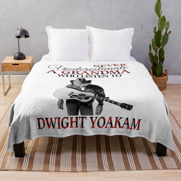 Artikelvorschau, Unterschätze niemals eine Oma, die Dwight Yoakam zuhört entworfen und verkauft von julianeibsen.