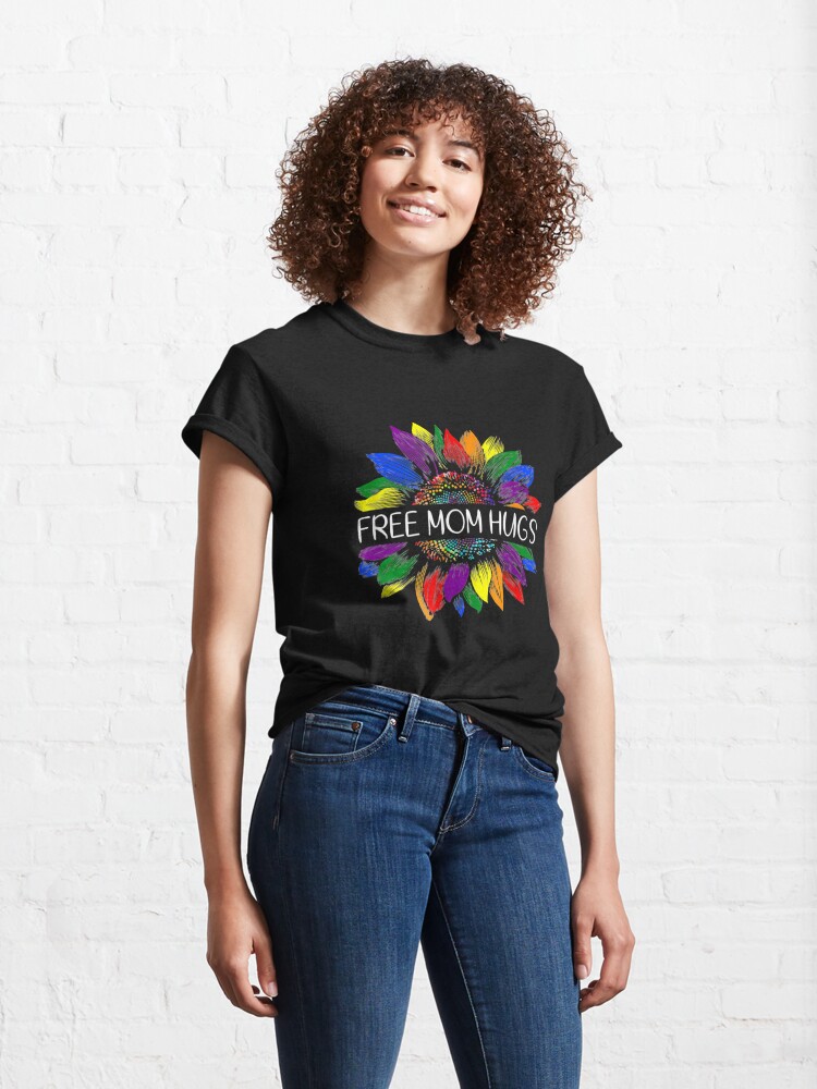 Disover Free Mom Hugs Gay Pride LGBT Daisy Rainbow Flower Hippie Classic T-Shirt