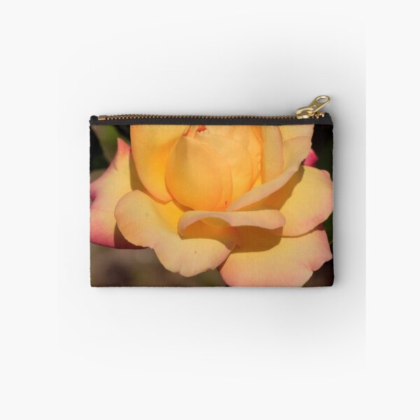 Artikelvorschau, Gelbe Rose auf Naturhintergrund entworfen und verkauft von olena2552.