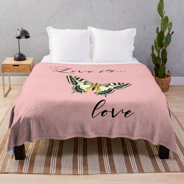 Aperçu de l'œuvre L'AMOUR EST L'AMOUR, T-shirt papillon créée et vendue par Danicus666.