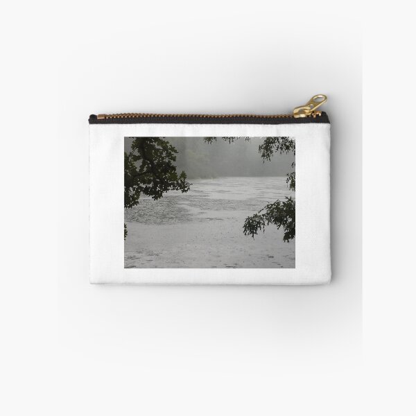 Artikelvorschau, Regentag am See entworfen und verkauft von ElphCreations.