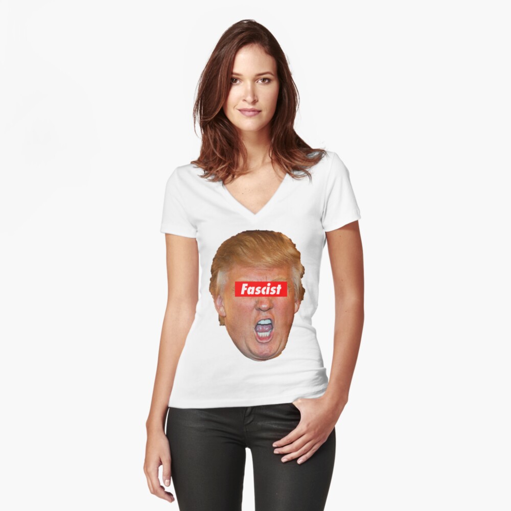 Artikel-Vorschau von Tailliertes T-Shirt mit V-Ausschnitt, designt und verkauft von Thelittlelord.
