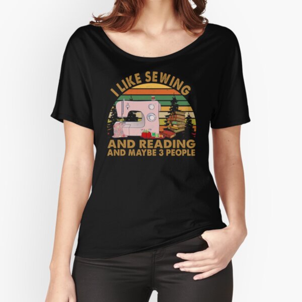I LIKE SEWING AND READING AND MAYBE 3 PEOPLE RETRO Relaxed Fit T-Shirt