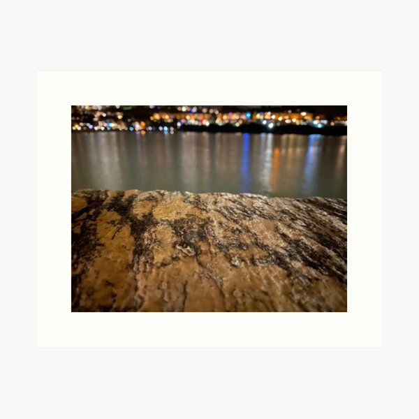 Aperçu de l'œuvre Mur de pierre la nuit créée et vendue par Sinemathk.