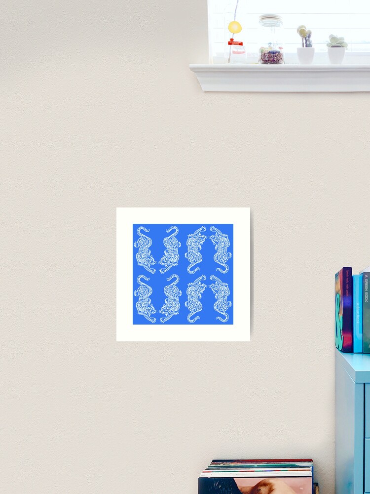 Aperçu 2 sur 3. Impression artistique avec l'œuvre Multi Bleu Rose Tigre Répétant Impression - Preppy Moderne Contemporain créée et vendue par PeriodicLabel.