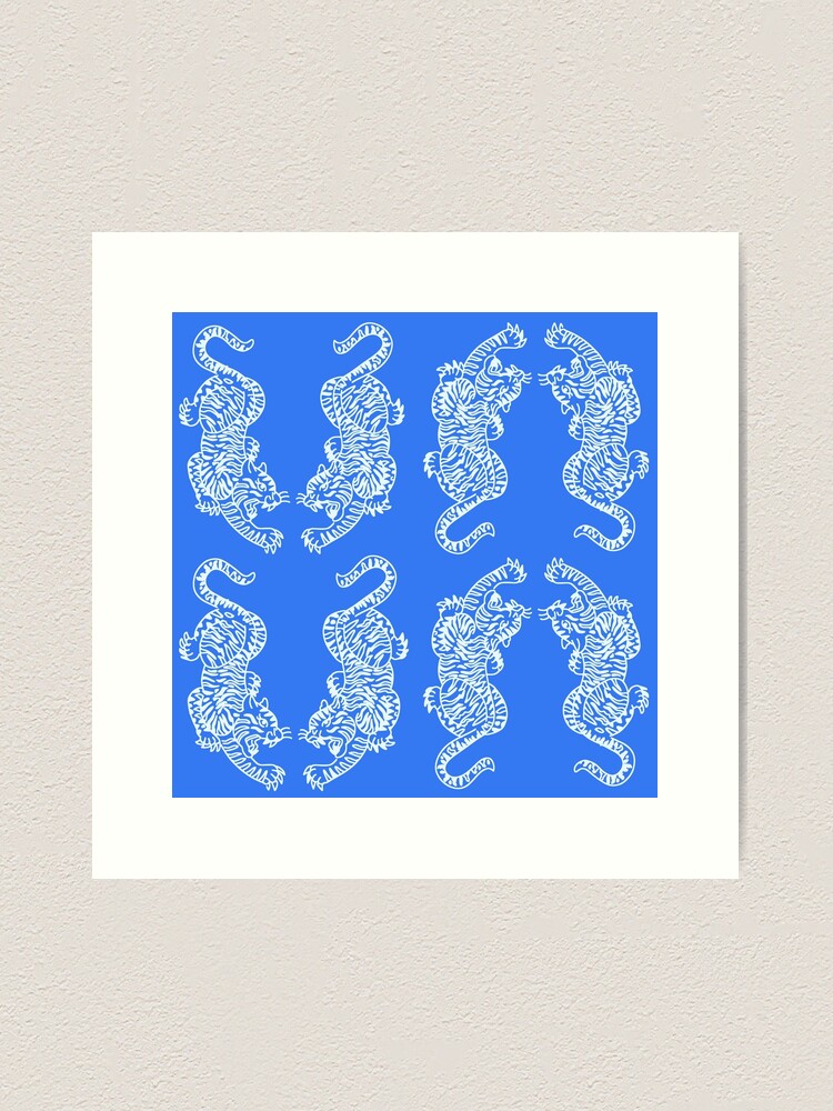 Aperçu 1 sur 3. Impression artistique avec l'œuvre Multi Bleu Rose Tigre Répétant Impression - Preppy Moderne Contemporain créée et vendue par PeriodicLabel.