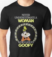 Unterschätzen Sie nie eine Frau, die doof T-Shirts liebt Slim Fit T-Shirt