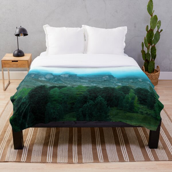 Aperçu de l'œuvre Arbres vert foncé dans le brouillard avec Blue Mountain Mist créée et vendue par Spectokular.