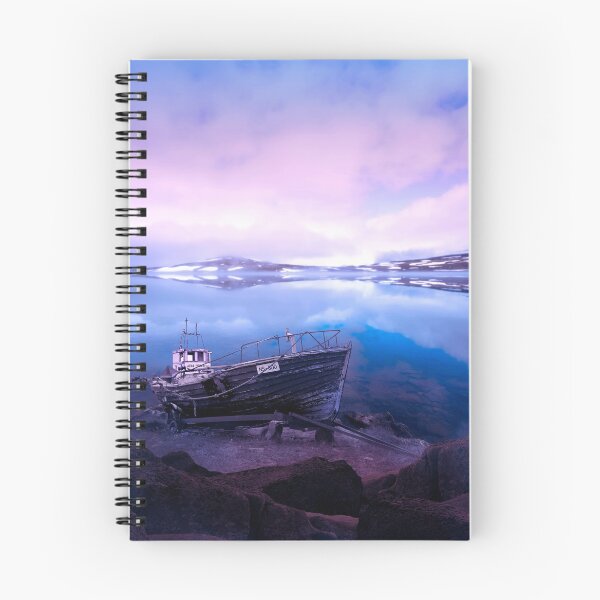 Aperçu de l'œuvre Paysage d'épave de bateau et d'eau violet bleu créée et vendue par Spectokular.
