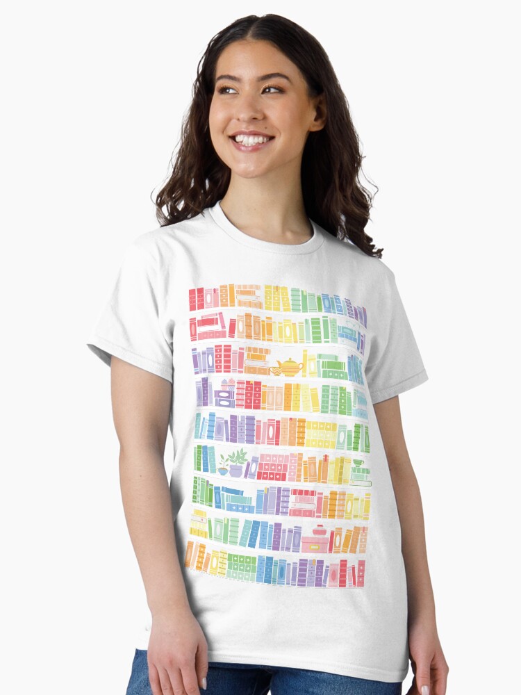 Imagen 2 de 7, Camiseta clásica con la obra Estantería con diseño de arcoíris (fondo negro), diseñada y vendida por rubyandpearl.