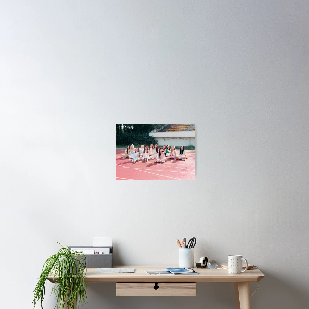 loona hi high + + group photo