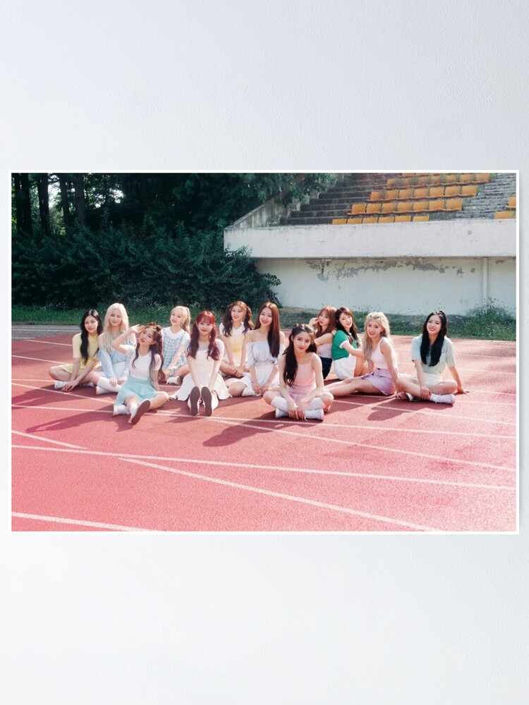 loona hi high + + group photo