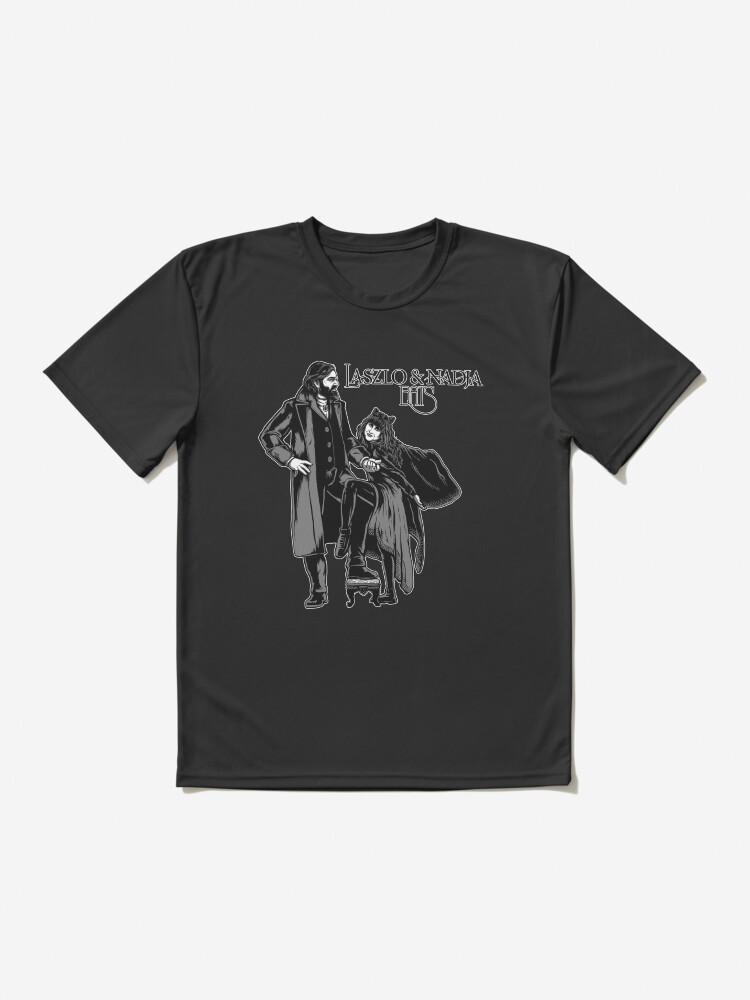 Aperçu 2 sur 7. T-shirt respirant avec l'œuvre couverture de l'album Laszlo & Nadja créée et vendue par harebrained.