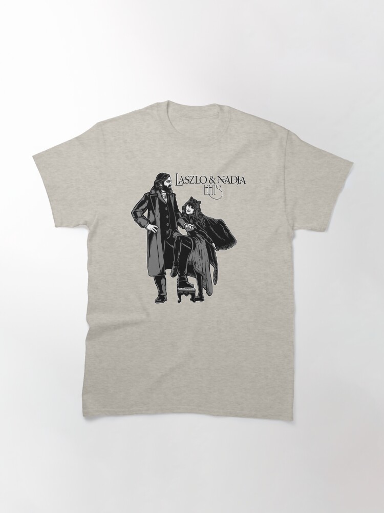 Aperçu 3 sur 7. T-shirt classique avec l'œuvre couverture de l'album Laszlo & Nadja créée et vendue par harebrained.