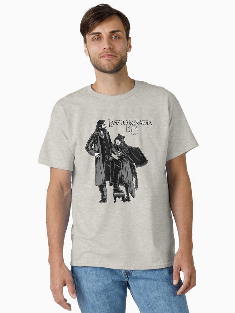 Aperçu 1 sur 7. T-shirt classique avec l'œuvre couverture de l'album Laszlo & Nadja créée et vendue par harebrained.