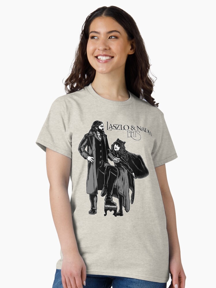 Aperçu 2 sur 7. T-shirt classique avec l'œuvre couverture de l'album Laszlo & Nadja créée et vendue par harebrained.