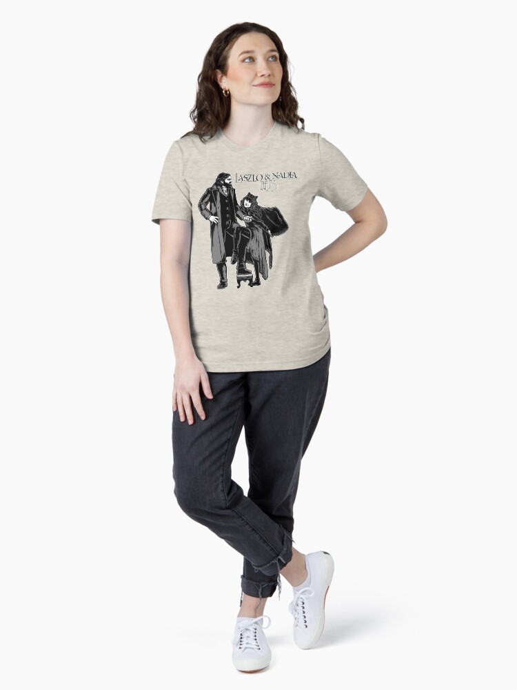 Aperçu 4 sur 7. T-shirt essentiel avec l'œuvre couverture de l'album Laszlo & Nadja créée et vendue par harebrained.