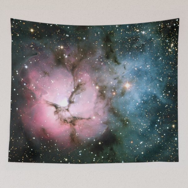 Artikelvorschau, Trifid Nebula, Red, teal Milky way, Aesthetic cosmos, shiny galaxy, starry dark tapestry, trendy home decor art, wall entworfen und verkauft von August-E.