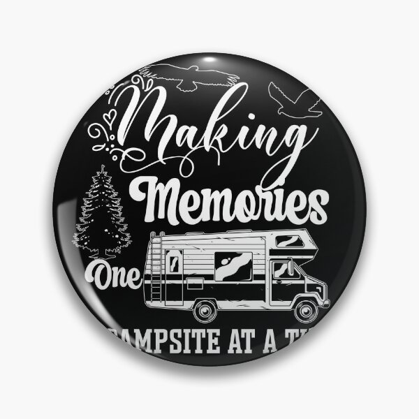 Artikelvorschau, Erinnerungen einen Campingplatz nach dem anderen machen T-Shirt entworfen und verkauft von Perfectstyles.