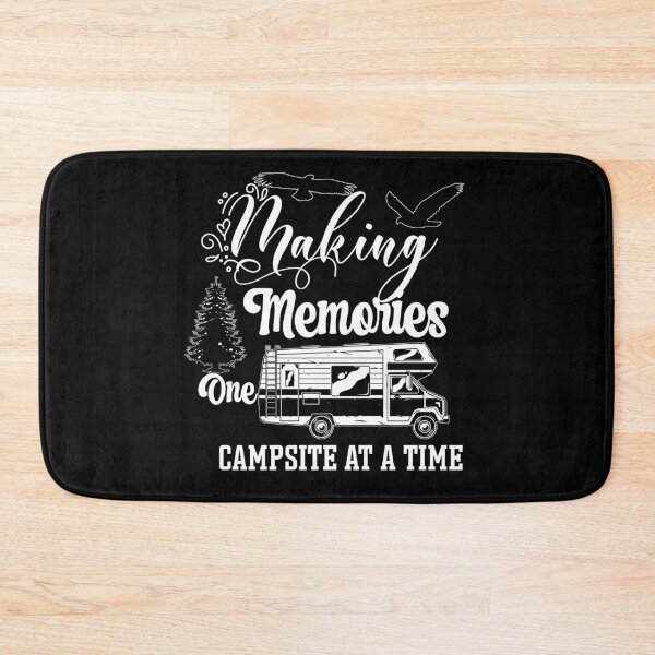 Artikelvorschau, Erinnerungen einen Campingplatz nach dem anderen machen T-Shirt entworfen und verkauft von Perfectstyles.
