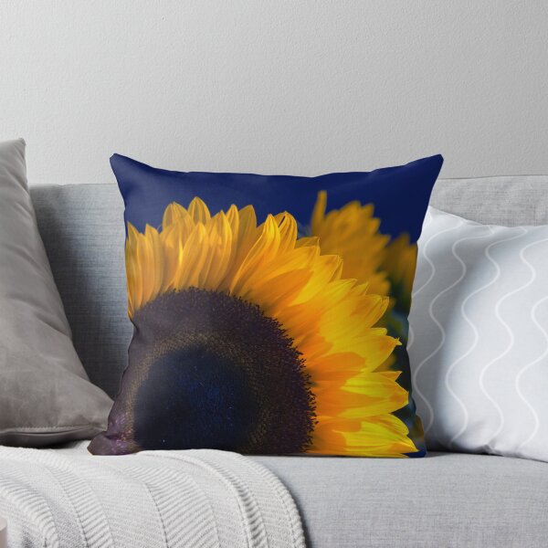 Artikelvorschau, Sunflowers on blue entworfen und verkauft von Purrnickerty.