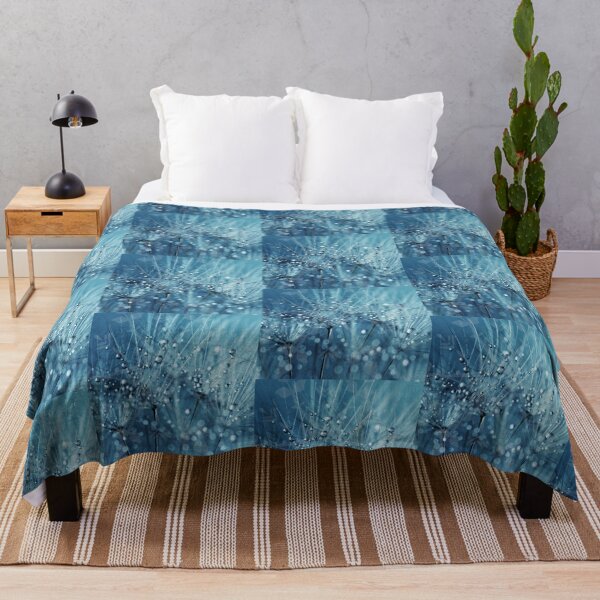 Aperçu de l'œuvre Vêtements et articles ménagers Blue Winter Dew créée et vendue par Taharat Tazrin.