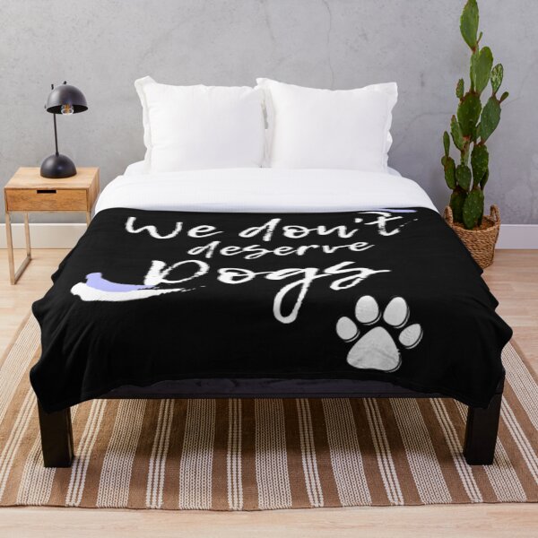 Aperçu de l'œuvre Nous ne méritons pas les chiens- Amoureux des animaux- Empreinte de patte créée et vendue par CeeLeighTees.