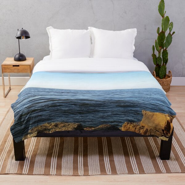 Aperçu de l'œuvre Plage rocheuse créée et vendue par Moartsstudio.
