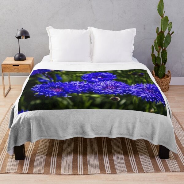 Artikelvorschau, Blaue Blumen in voller Blüte entworfen und verkauft von amzani.