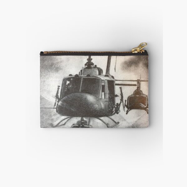 Artikelvorschau, UH-1 Huey ist im Flug entworfen und verkauft von Huey 218: Restoring a legend.