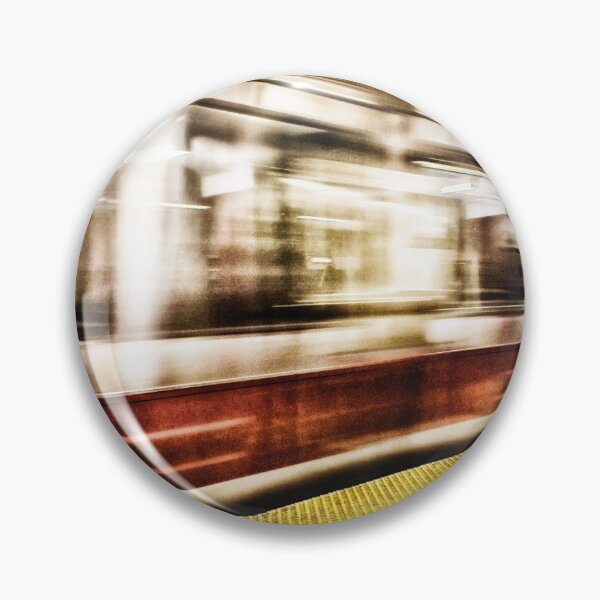 Artikelvorschau, MBTA Red Line-Zug in Bewegung in U-Bahn-Station entworfen und verkauft von Stephen Orsillo.