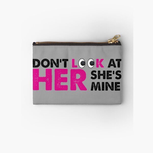 Aperçu de l'œuvre Regardez-la, elle est à moi, cadeau de petite amie, cadeau de petite amie créée et vendue par HungDesigner.