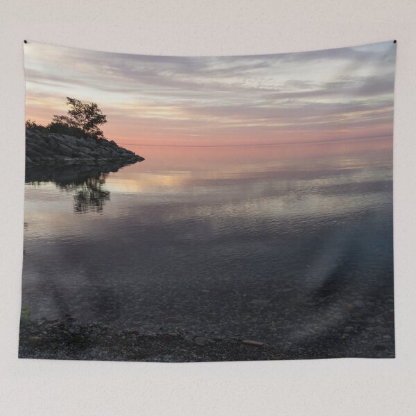 Aperçu de l'œuvre Matin soyeux sur le lac - Sérénité rose et pourpre créée et vendue par Georgia Mizuleva.