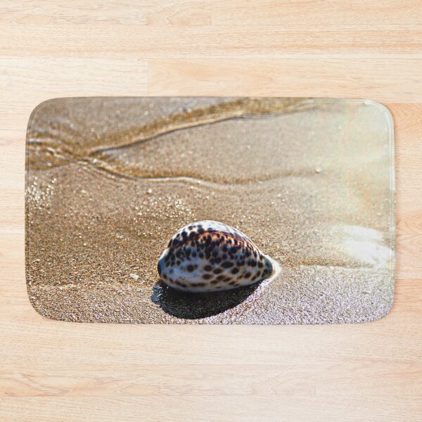 Artikelvorschau, Gefleckter Tiger Kaurimuschel Seashore Wet Sand entworfen und verkauft von worldways.