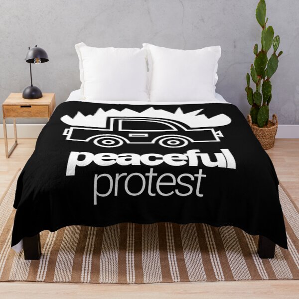 Artikelvorschau, friedlicher Protest zwinker zwinker innen Witz politische Nachrichten Design alle weiß Druckversion 3 entworfen und verkauft von tiredofwinning.