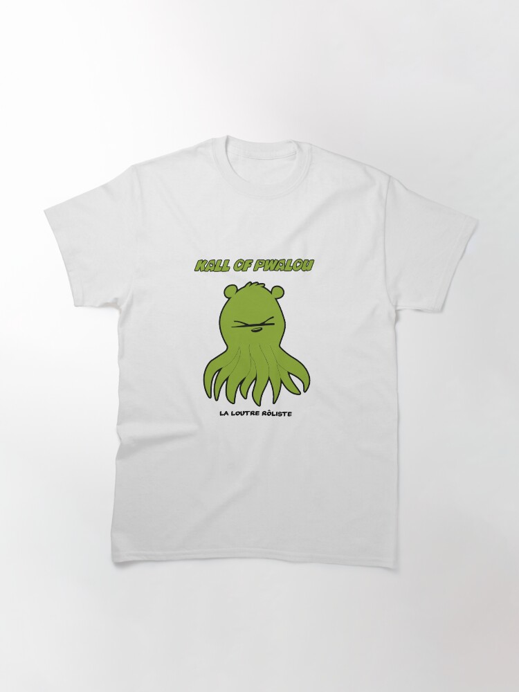 Aperçu 3 sur 7. T-shirt classique avec l'œuvre Kall of Pwalou Cthulhu Loutre Roliste jdr jeu de rôle créée et vendue par LaLoutreRoliste.