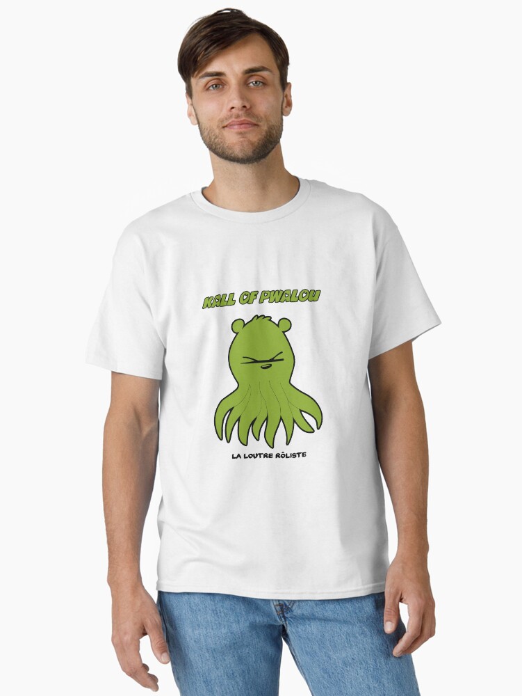 Aperçu 1 sur 7. T-shirt classique avec l'œuvre Kall of Pwalou Cthulhu Loutre Roliste jdr jeu de rôle créée et vendue par LaLoutreRoliste.